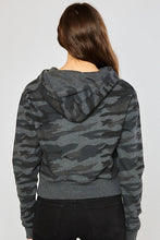 Load image into Gallery viewer, Women&#39;s Basic Camo Fleece Cropped Pullover